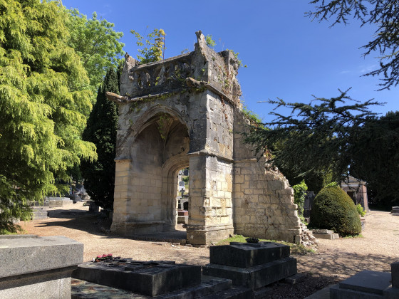 L\'église ruinée chemin des Égrillards