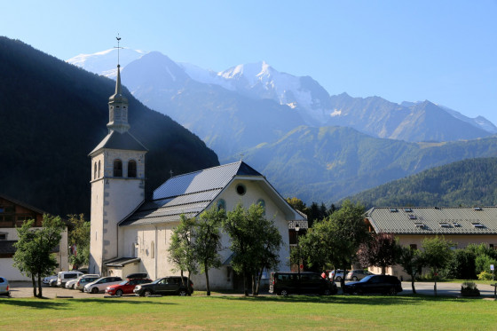 L\'église Saint-Loup de Servoz et le massif du Mont-Blanc