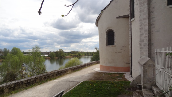 L'église surplombe la Loire