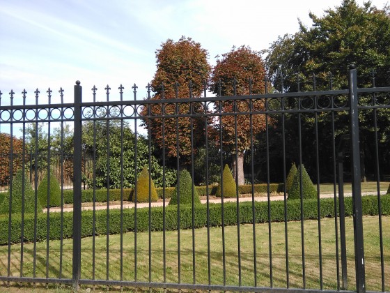 Une entrée du château improbable Louis XIV de Louveciennes