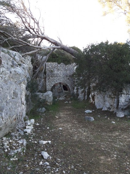 L\'entrée du magasin à munitions souterrain