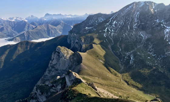 L'épaule Nord du Gicon, et les Écrins derrière le Faraut