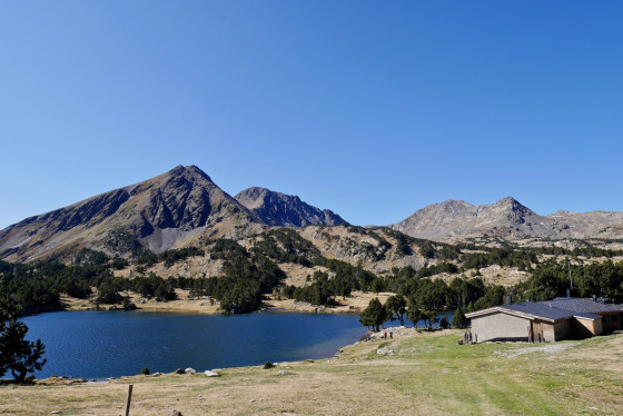 L&rsquo;Estany del Mig et le Refuge de Camporells