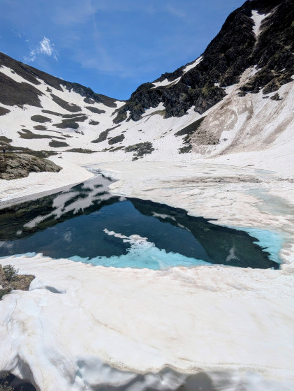 L'&eacute;tang bleu partiellement g&eacute;l&eacute; (vue en direction du col de la couillate)