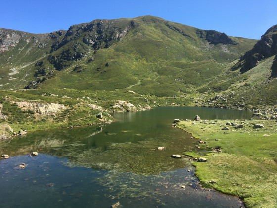 L'étang bleu pendant une randonnée