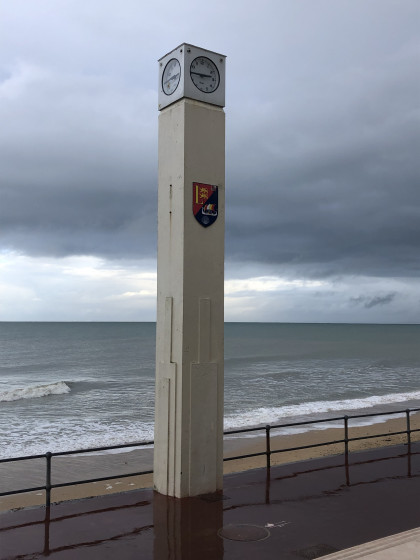 L\'horloge de la plage de Luc-sur-Mer