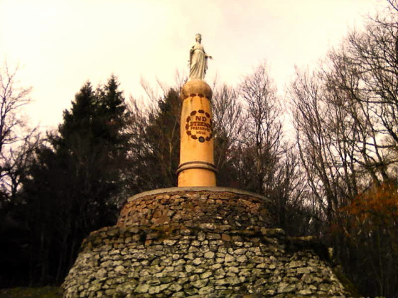 L'imposante statue de la Madone d'Yzeron