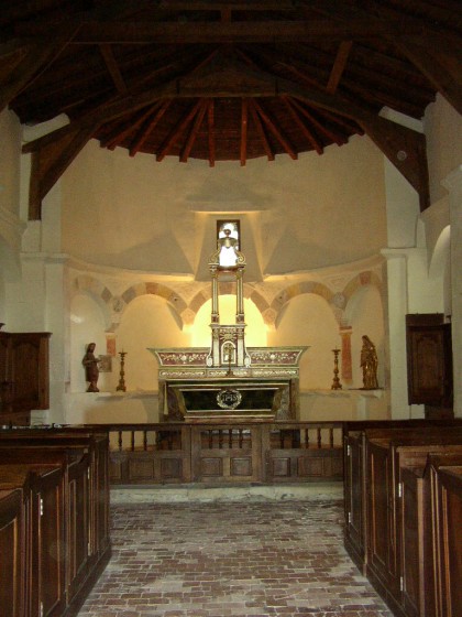 l\'intérieur de la chapelle St Jean le Fromental à Dionay