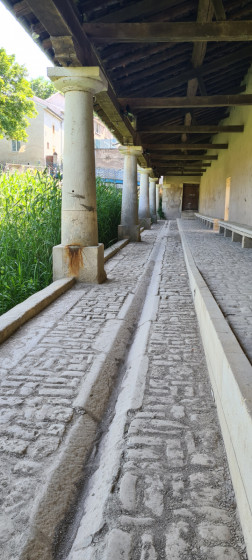L' int&eacute;rieur du lavoir de Gondreville.