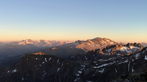 L\'Oisans, les Grandes Rousses et les Aiguilles de l\'Argentière au coucher du soleil
