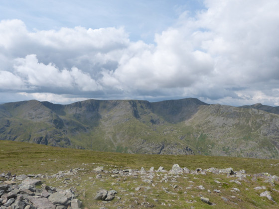 De gauche à droite : Dollywaggon Pike, Nethermost Pike, Helvellyn avec Striding Edge à droite.