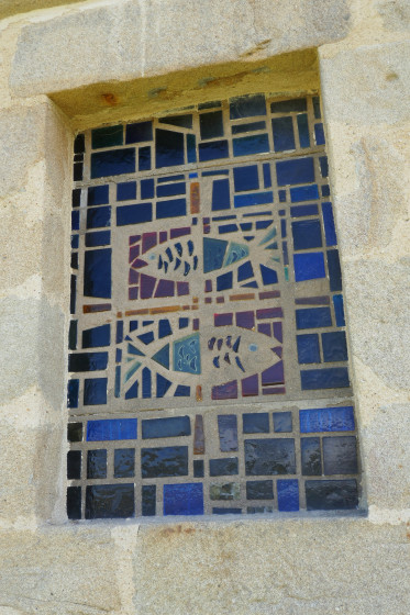 L'un des vitraux de la chapelle
