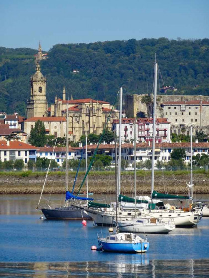 La baie de Txingudi et l'église de Fontarrabie