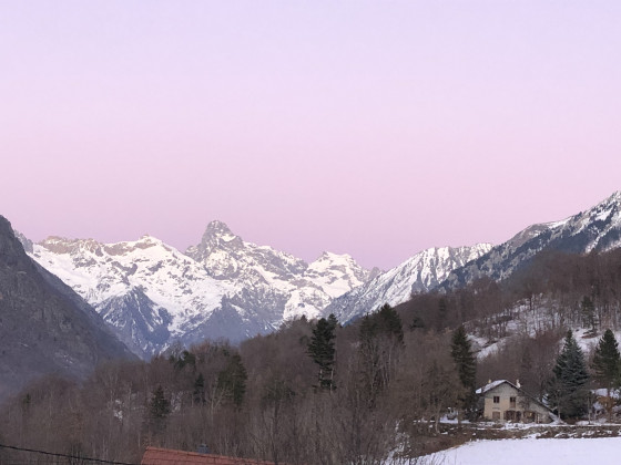 Là bas, le massif des Écrins