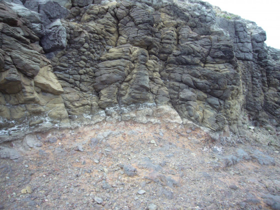 La base de la deuxième coulée reposant sur la première coulée
