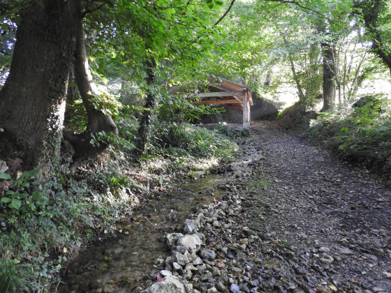 La bien nommée fontaine Caillou coule sur le chemin