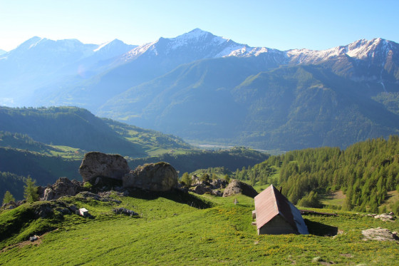 La cabane de Pierre Drue et le sommet des Autane en fond