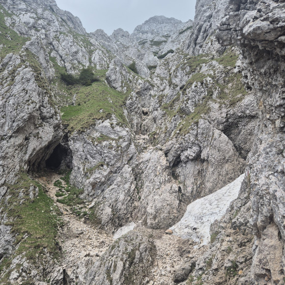 La caverne de l'ours vue depuis de petit col