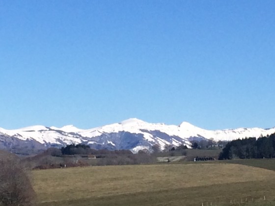 La chaîne des volcans, vue de la route pastorale du Croizet (zoom)