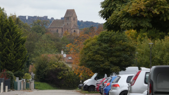 La chapelle du Sindelsberg et au fond le château du Haut Barr