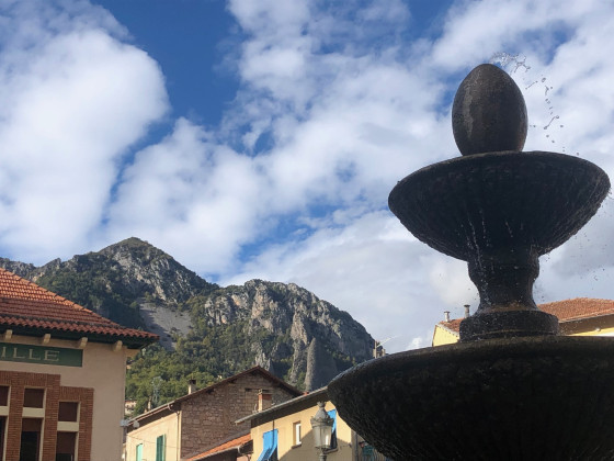 La cime de Castel Vieil, vue du centre de Roquebillière