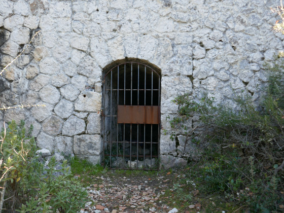 La citerne de la Rouvière Plane - porte de visite