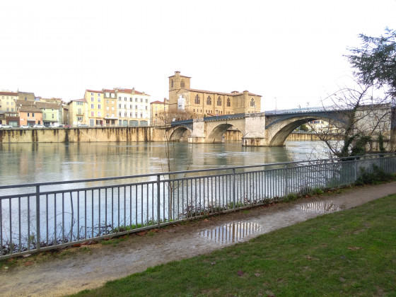 La Collégiale Saint Barnard et le Pont Vieux vus du quai de Bourg de Péage
