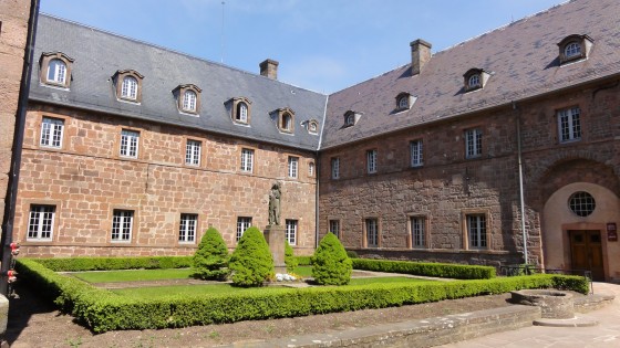 La cour fermée près de l\'église du Mont-Saint-Odile