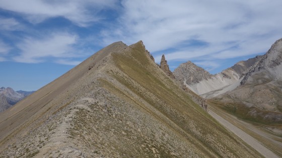 La Crête de la Lauze et à droite les Rochers de Marapa