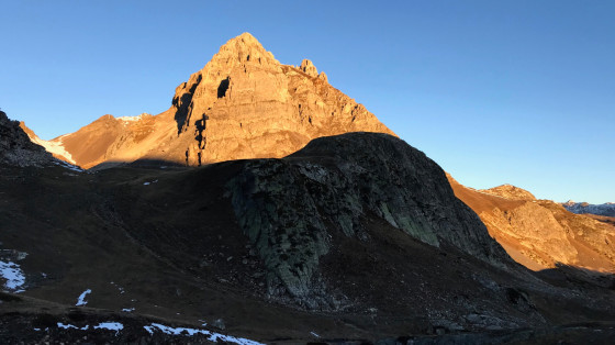 La crête du Queyrellin au lever du soleil