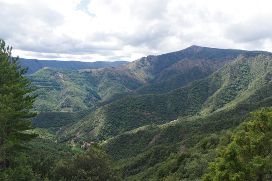 la cr&ecirc;te du sentier des 4000 marches vue depuis le chemin d'Aire de C&ocirc;te