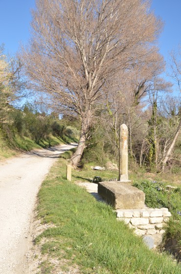 la croix à la sortie de eyguières