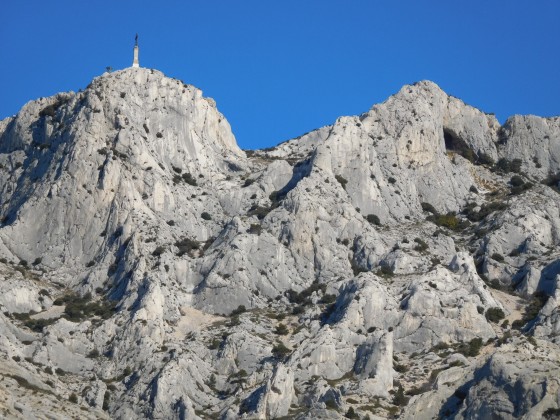 La croix de Provence et le gouffre du Garagaï vus du sentier