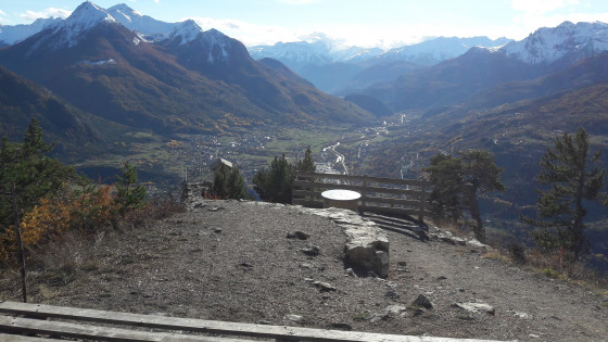La Croix de Toulouse : la table d\'orientation et la vue sur Briançon