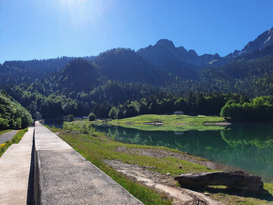 La digue du Lac de Bious-Artigues