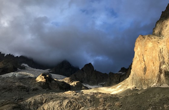 La falaise sous le Pic Coolidge au coucher du soleil