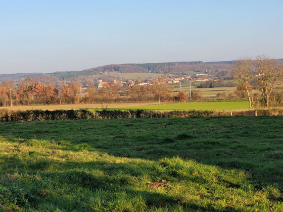 La vall&eacute;e de l'Huisne et le village d'Avez&eacute;