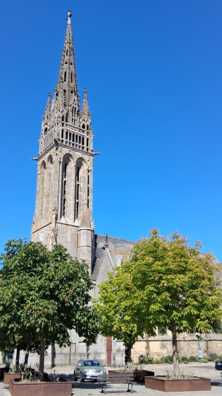 La flèche de 65m de l\'église