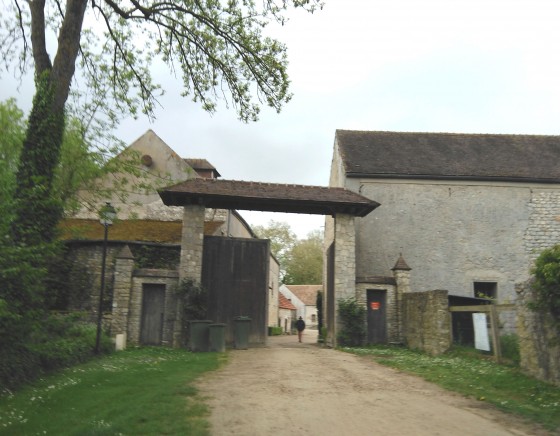La grande ferme et son portail.