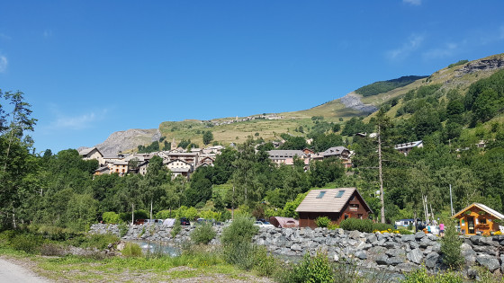 La grave et en arrière plan les Terrasses