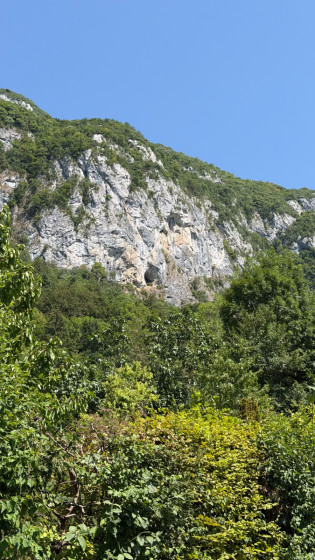 La Grotte des Sarrazins vue d'en bas