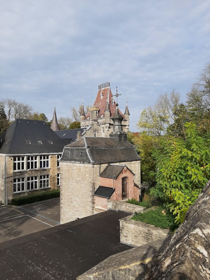 La Maison communale de Nismes et l\'ancienne chapelle du château