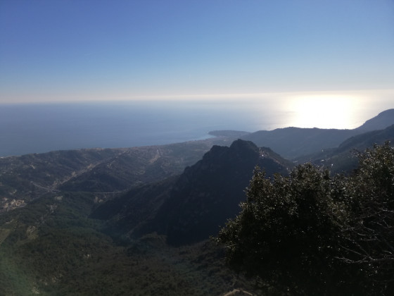 La m&eacute;diterran&eacute;e p&egrave;s de Nice depuis le mont Chauve.