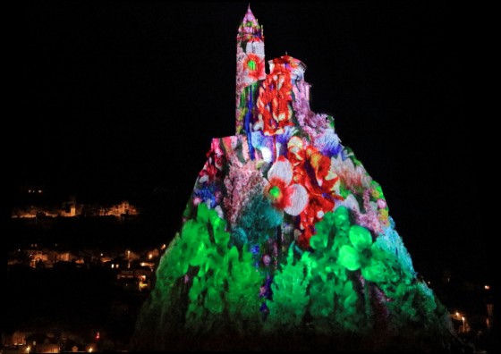 Show de couleurs et de lumières sur le Rocher Saint-Michel d’Aiguilhe