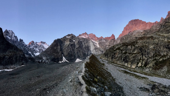 La moraine du Glacier Noir à l\'aube