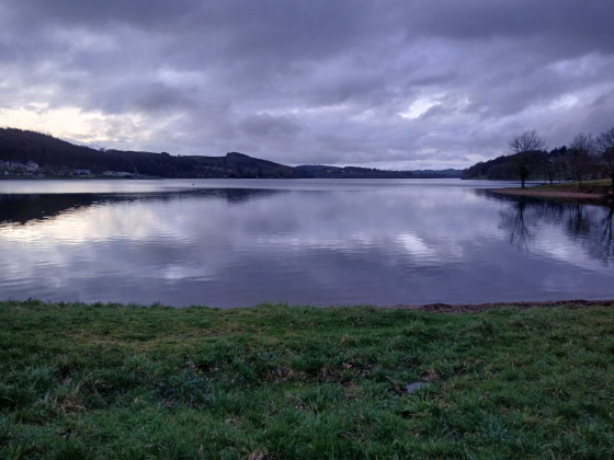 la nuit tombe sur le lac