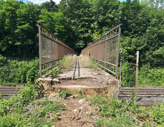 La passerelle enjambant la Voie Colotte