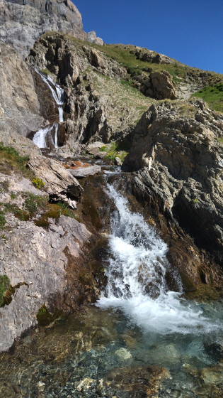 La petite cascade proche du Bivouac qui sert &eacute;galement de douche