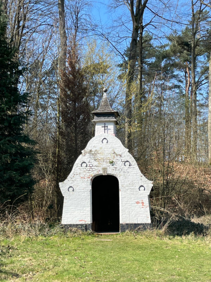 La petite chapelle en face de la Maison Rose..