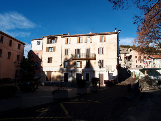 La place centrale d\'Ascros